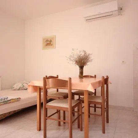 Apartment With Parking Space Cove Mala Lamjana, Ugljan - 350 *